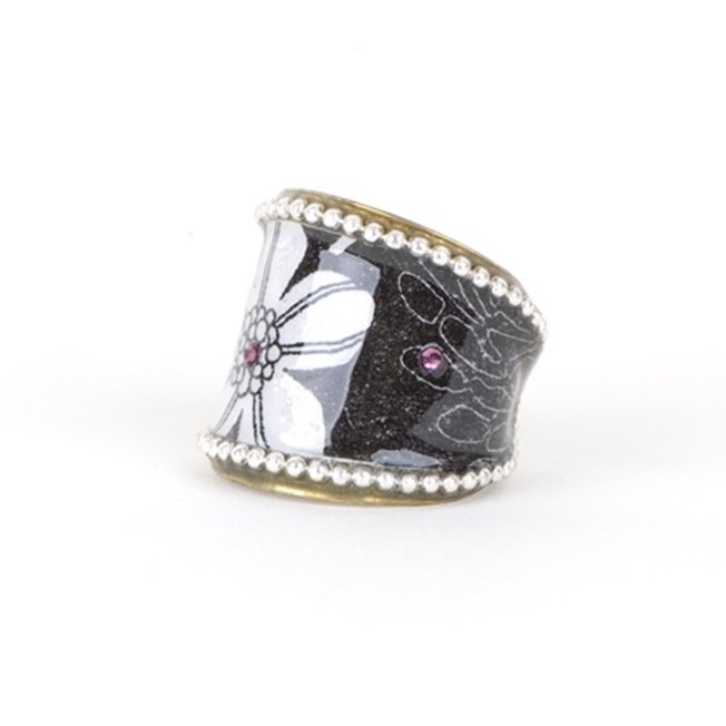 Ring Fantasie Relief in zwart, wit en roze