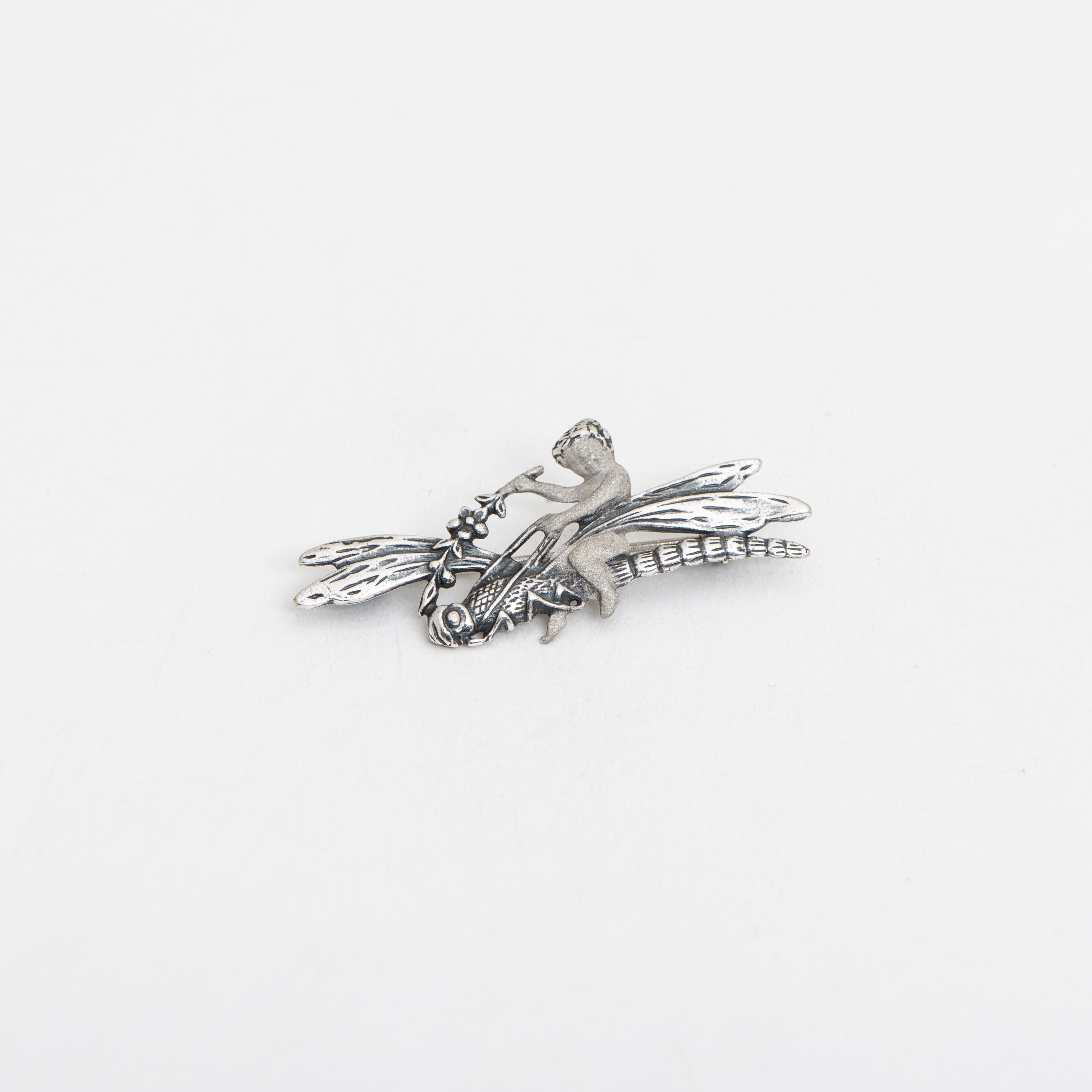 Broche Hartendief op een Libelle