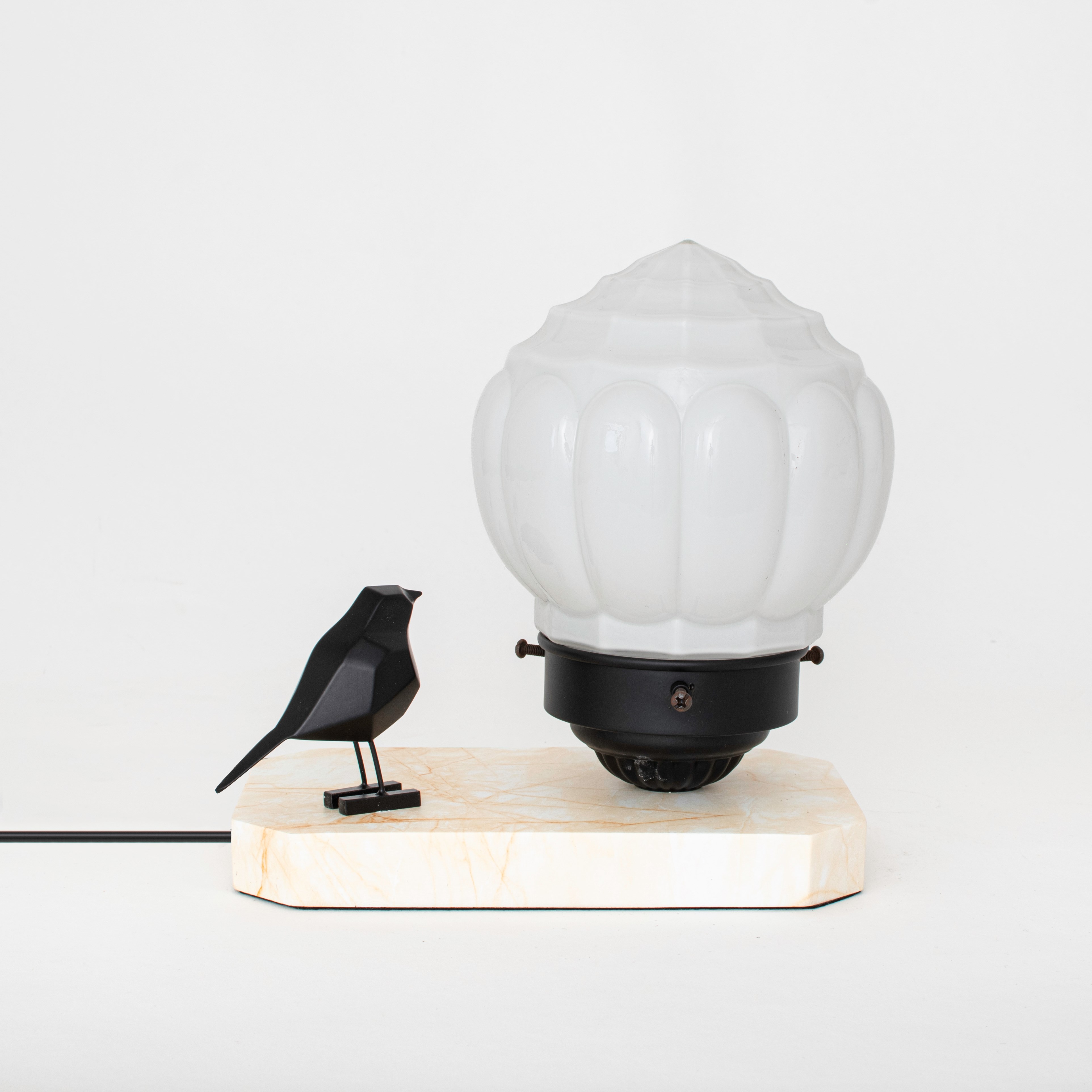 Tiffany tafellamp / sculptuur Ballade van een Vogel met glaskap Wassail