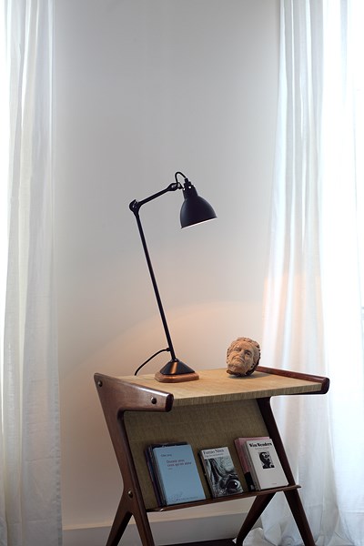 Tafellamp La Lampe Gras met eiken voet en volledig satijnzwart afgelakt