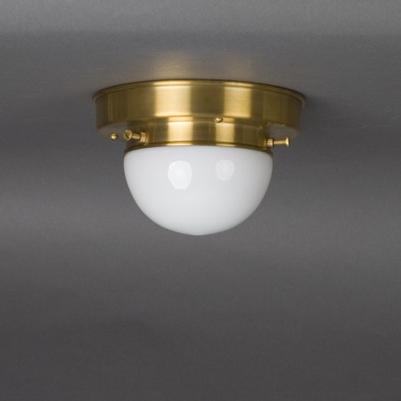 Plafonniere Lauritsen in melkwit glas met strak messing armatuur