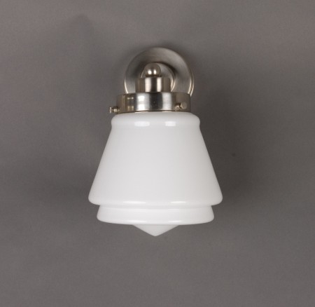 Wandlamp met getrapte, matnikkel armatuur en opaline / melkwitte glaskap